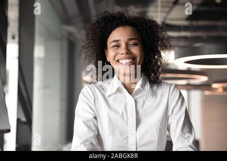 Portrait Portrait de femme heureuse dans office biracial Banque D'Images