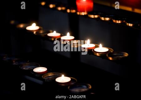 Bougies de prière allumé à l'intérieur d'une église en ex-voto dans une loi ou de la prière Banque D'Images