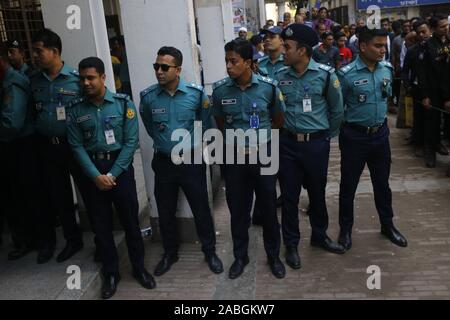 Dhaka, Bangladesh. 27 Nov, 2019. Mesures de sécurité lors d'une cour pour l'Artisan Holey verdict attaque à Dhaka. Credit : MD Mehedi Hasan/ZUMA/Alamy Fil Live News Banque D'Images