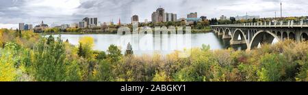 Un Panorama de Saskatoon, Canada cityscape by river Banque D'Images