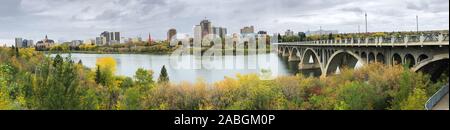 Un Panorama de Saskatoon, Canada skyline sur la rivière Banque D'Images