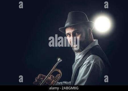 Le trompettiste de jazz sur un fond sombre. Portrait réalisé en studio Banque D'Images