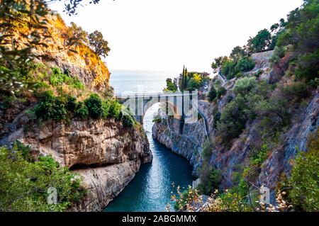 Vue sur arc Fjord de Furore pont construit entre les hautes falaises rocheuses au-dessus de la mer Tyrrhénienne dans la baie région Campanie en Italie. En vertu de l'Unique cove cl Banque D'Images