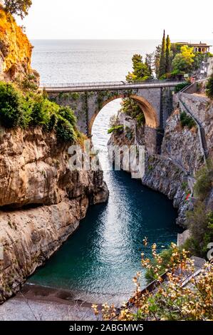 Vue sur arc Fjord de Furore pont construit entre les hautes falaises rocheuses au-dessus de la mer Tyrrhénienne dans la baie région Campanie en Italie. En vertu de l'Unique cove cl Banque D'Images