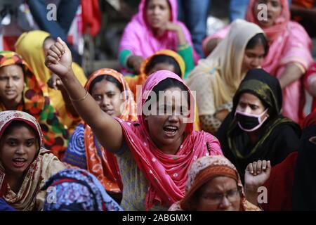 Dhaka, Bangladesh. 27 Nov, 2019. Vêtements de travailleurs bangladais Interco Design Limited crier comme slogan qu'ils prennent part à une manifestation syndicale exigeant dans leur usine, à Dhaka, au Bangladesh. Credit : Suvra Kanti Das/ZUMA/Alamy Fil Live News Banque D'Images