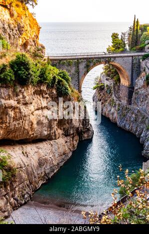 Vue sur arc Fjord de Furore pont construit entre les hautes falaises rocheuses au-dessus de la mer Tyrrhénienne dans la baie région Campanie en Italie. En vertu de l'Unique cove cl Banque D'Images