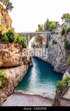 Vue sur arc Fjord de Furore pont construit entre les hautes falaises rocheuses au-dessus de la mer Tyrrhénienne dans la baie région Campanie en Italie. En vertu de l'Unique cove cl Banque D'Images