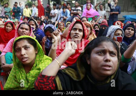 Dhaka, Bangladesh. 27 Nov, 2019. Vêtements de travailleurs bangladais Interco Design Limited crier comme slogan qu'ils prennent part à une manifestation syndicale exigeant dans leur usine, à Dhaka, au Bangladesh. Credit : Suvra Kanti Das/ZUMA/Alamy Fil Live News Banque D'Images