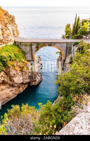 Vue sur arc Fjord de Furore pont construit entre les hautes falaises rocheuses au-dessus de la mer Tyrrhénienne dans la baie région Campanie en Italie. En vertu de l'Unique cove cl Banque D'Images