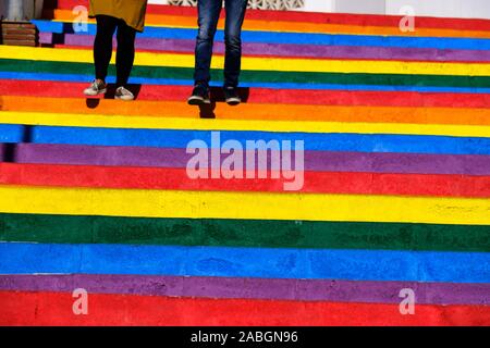 Mesures de couleur arc-en-ciel dans la station balnéaire de Nerja, Axarquía, Andalousie, Costa del So,l'Espagne Banque D'Images