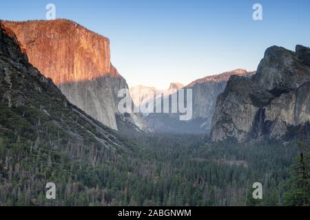 El Capitan, Half Dome, et, à partir de l'automne Bridalveil Vue de tunnel Banque D'Images