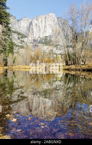 Vues d'automne de Yosemite Falls (sec) réfléchi par la rivière Merced vus de près de Swinging Bridge. Banque D'Images