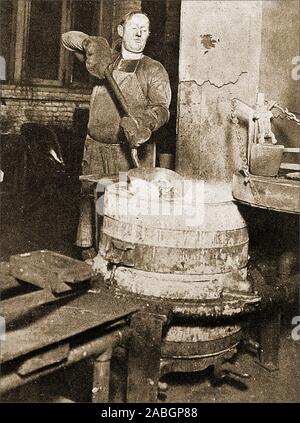 Un rare et inhabituel photographie historique montrant un employé de banque dans les années 1940 fondre manuellement les pièces de monnaie étrangère à l'United States Assay Office pour extraire l'or et autres métaux précieux. Banque D'Images