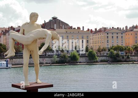 À Lyon - France - août 2017 - Le poids de soi-même, la sculpture par Elmgreen & Dragset, quai Romain Rolland en 2013 Passerelle du Palais de justi Banque D'Images