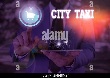 Main conceptuel écrit, indiquant City Taxi. Sens concept type de véhicule en location avec chauffeur pour un trajet souvent non partagée Banque D'Images