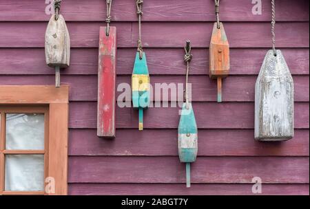 Libre de flotteurs colorés étendus dehors une petite maison de pêcheur. Banque D'Images