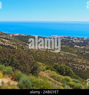 Vue vers le bas de la mer de l'ermitage de Sainte Lucie et Saint Benet, Alcossebre, Espagne Banque D'Images