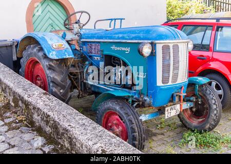 Un vigneron's Hanomag R324S tracteur, 1959-1962, Berlin, vallée de la Moselle, Rheinland-Pfalz, Allemagne Banque D'Images