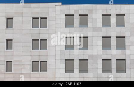 Gray sous Windows à la façade de l'immeuble moderne en marbre Banque D'Images