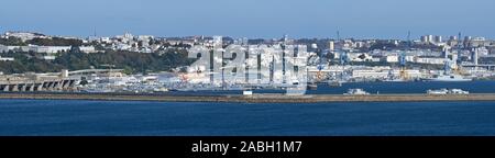 Vue panoramique sur l'Allemand WW2 U-boat et stylo sous-marin de la marine française des navires amarrés dans le port / port de la ville de Brest, Finistère, Bretagne, France Banque D'Images