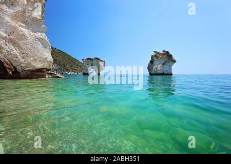 Faraglioni di Puglia Baia delle Zagare - Nature preserve. Les piles, le rock formation côtier et océanique érodées par les vagues. Banque D'Images