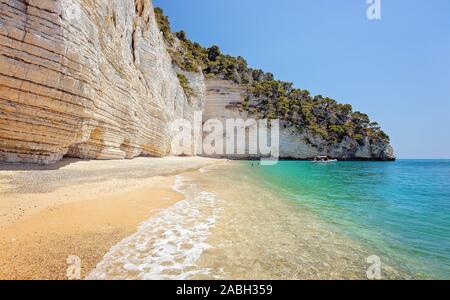 Les touristes non identifiables sur une belle plage sauvage dans les Pouilles, Italie, célèbre destination touristique en Europe. Les touristes sont venus avec un bateau dans une splendide ba Banque D'Images