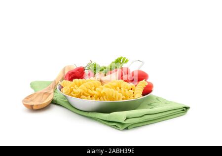 Variété d'ingrédients nécessaires pour faire des pâtes dans une casserole sur un fond blanc. Banque D'Images