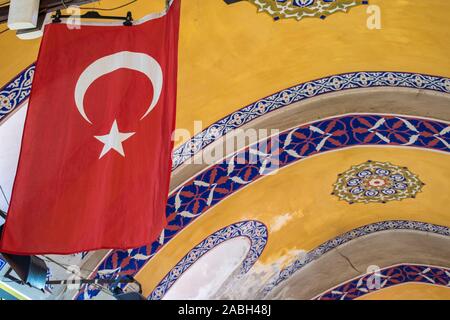 Istanbul : drapeau turc et décorations de plafond dans le Grand Bazar, un des plus grands et les plus anciens marchés couverts au monde avec plus de 4 000 boutiques Banque D'Images