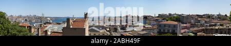 Istanbul : vue sur les toits de la ville avec ses toits, Mosquées, minarets et le Bosphore, le détroit d'Istanbul, vu depuis le quartier du bazar Banque D'Images