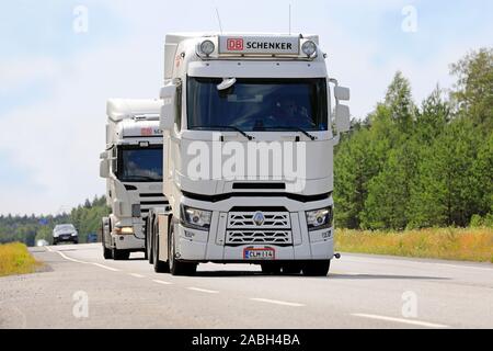 Renault Trucks blanc T tracteur semi DB Schenker se déplace le long de l'autoroute 25, à la circulation des camions sur une belle journée d'été. Raasepori, Finlande. Le 12 juillet 2019. Banque D'Images