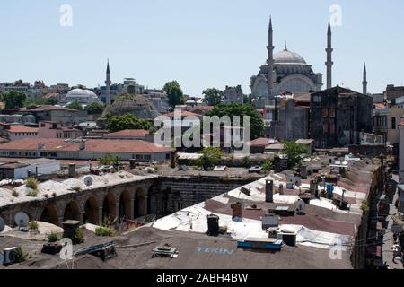 Istanbul : skyline avec des toits, des mosquées et des minarets de Bazaar District, le quartier avec la plus grande et la plus ancienne marchés couverts dans le monde Banque D'Images