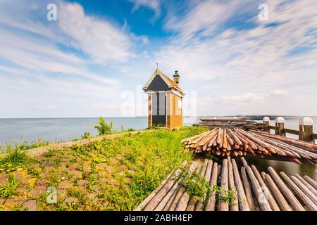 Vue sur le port de Volendam, village de pêcheurs traditionnel néerlandais situé au nord du lac. Banque D'Images