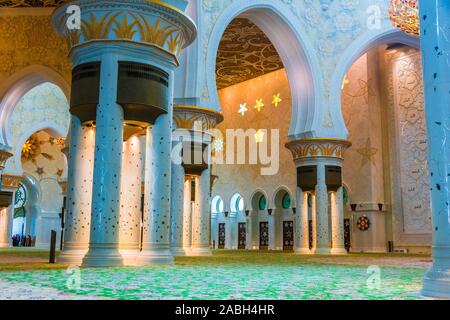 ABU DHABI, EMIRATS ARABES UNIS - DEC 12, 2019 : l'intérieur de la Grande Mosquée Sheikh Zayed à Abu Dhabi, Emirats Arabes Unis. Banque D'Images