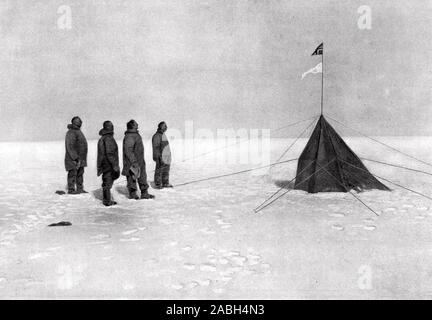 ROALD AMUNDSEN (1872-c 1928) explorateur polaire norvégien à 'Polheim" la tente érigée au Pôle Sud le 16 décembre 1911. De gauche à droite : Amundsen, Helmer Hanssen, Sverre Hassel, Oscar Wistling. Le drapeau norvégien fliesd au-dessus que de leur navire Fram Banque D'Images