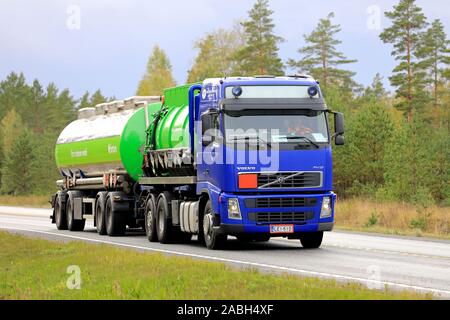 Volvo FH12 bleu d'Ongelmajatepalvelu Maentie en face de Fortum vert remorque réservoir sur l'autoroute 25, à l'automne. Raasepori, Finlande. Le 20 septembre 2019. Banque D'Images