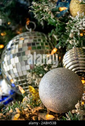 Ornements de Noël d'argent suspendu à un sapin Noël. Boule disco ornement. Arrière-plan approprié pour un format standard carte de Noël. Banque D'Images