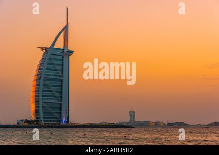 Dubaï, Émirats arabes unis - DEC 11, 2019 : le Burj Al Arab ou Tour des Arabes, un hôtel de luxe à Dubaï, Émirats arabes unis. Banque D'Images