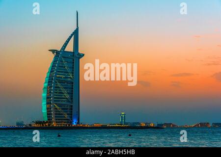 Dubaï, Émirats arabes unis - DEC 11, 2019 : le Burj Al Arab ou Tour des Arabes, un hôtel de luxe à Dubaï, Émirats arabes unis. Banque D'Images
