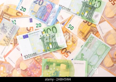 Photo montrant enveloppe et des tas de projets de loi - Euro Euro est la monnaie européenne - plus ou moins dans la nouvelle année 2020 Banque D'Images