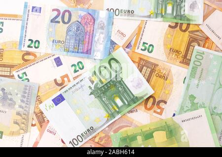 Photo montrant enveloppe et des tas de projets de loi - Euro Euro est la monnaie européenne - plus ou moins dans la nouvelle année 2020 Banque D'Images