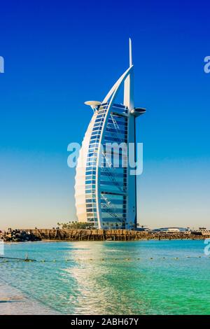 Dubaï, Émirats arabes unis - DEC 8, 2019 : le Burj Al Arab ou Tour des Arabes, un hôtel de luxe à Dubaï, Émirats arabes unis. Banque D'Images