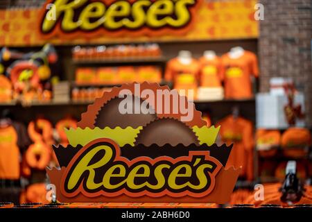 Hershey, PA / USA - 26 novembre 2019 : REESE'S Peanut Butter Cups est présenté et sur l'affichage à Hershey's Chocolate World. Banque D'Images