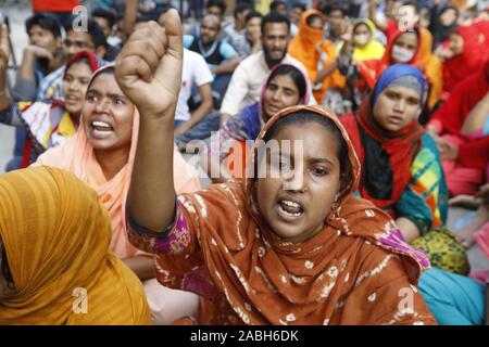 Dhaka, Bangladesh. 27 Nov, 2019. Vêtements de travailleurs bangladais Interco Design Limited crier comme slogan qu'ils prennent part à une manifestation syndicale exigeant dans leur usine, à Dhaka, Bangladesh, le 27 novembre, 2019. Credit : Suvra Kanti Das/ZUMA/Alamy Fil Live News Banque D'Images