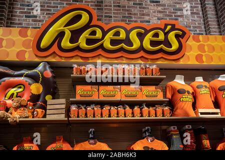 Hershey, PA / USA - 26 novembre 2019 : REESE'S Peanut Butter Cups est présenté et sur l'affichage à Hershey's Chocolate World. Banque D'Images