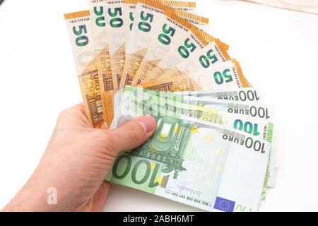 Photo montrant enveloppe et des tas de projets de loi - Euro Euro est la monnaie européenne - plus ou moins dans la nouvelle année 2020 Banque D'Images