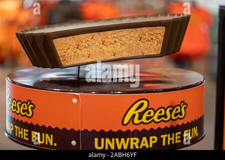 Hershey, PA / USA - 26 novembre 2019 : un grand REESE'S Peanut Butter Cup est sur l'affichage à Hershey's Chocolate World. Banque D'Images