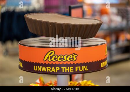 Hershey, PA / USA - 26 novembre 2019 : un grand REESE'S Peanut Butter Cup est sur l'affichage à Hershey's Chocolate World. Banque D'Images