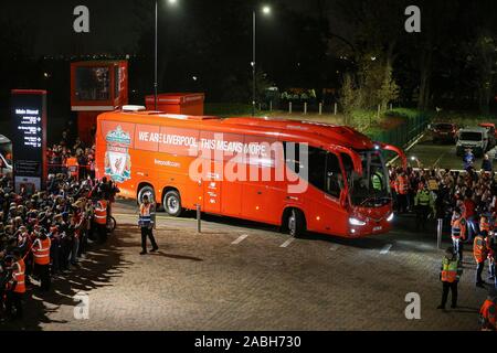 Liverpool, Royaume-Uni. 27 Nov, 2019. Le bus de l'équipe du Liverpool FC arrive au stade de l'avant de tonights jeu. Ligue des Champions groupe e match, Liverpool v Napoli à Anfield Stadium à Liverpool le Mer 27 novembre 2019. Cette image ne peut être utilisé qu'à des fins rédactionnelles. Usage éditorial uniquement, licence requise pour un usage commercial. Aucune utilisation de pari, de jeux ou d'un seul club/ligue/dvd publications. Photos par Chris Stading/Andrew Orchard la photographie de sport/Alamy live news Crédit : Andrew Orchard la photographie de sport/Alamy Live News Banque D'Images