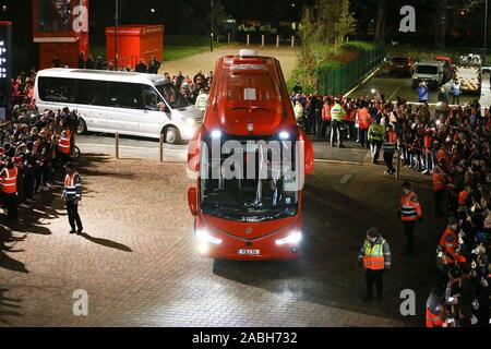 Liverpool, Royaume-Uni. 27 Nov, 2019. Le bus de l'équipe du Liverpool FC arrive au stade de l'avant de tonights jeu. Ligue des Champions groupe e match, Liverpool v Napoli à Anfield Stadium à Liverpool le Mer 27 novembre 2019. Cette image ne peut être utilisé qu'à des fins rédactionnelles. Usage éditorial uniquement, licence requise pour un usage commercial. Aucune utilisation de pari, de jeux ou d'un seul club/ligue/dvd publications. Photos par Chris Stading/Andrew Orchard la photographie de sport/Alamy live news Crédit : Andrew Orchard la photographie de sport/Alamy Live News Banque D'Images