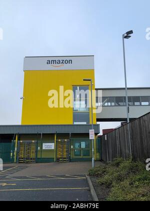 De 0001 SOUS EMBARGO LE JEUDI 28 NOVEMBRE l'Amazon Fulfillment Center à Dunfermline, en Écosse, qui se prépare pour ce qui a été prédit que le 'plus grand jamais le Black Friday' même s'offre en ligne pour une semaine. Banque D'Images